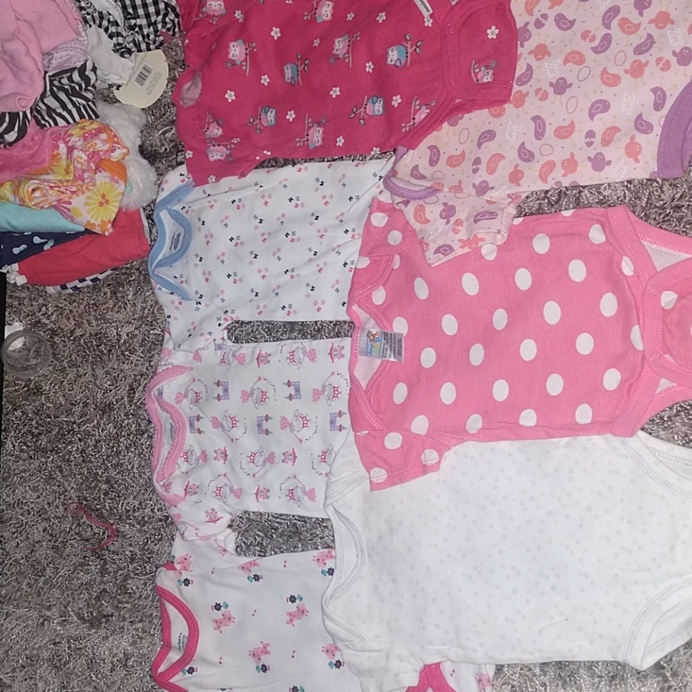 ⭐⭐7 onsies, assorted brands all 0-3 mo⭐⭐